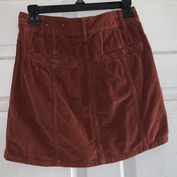 ⭐️American Eagle Maroon Corduroy Skirt, Never worn!! - Picture 2 of 4